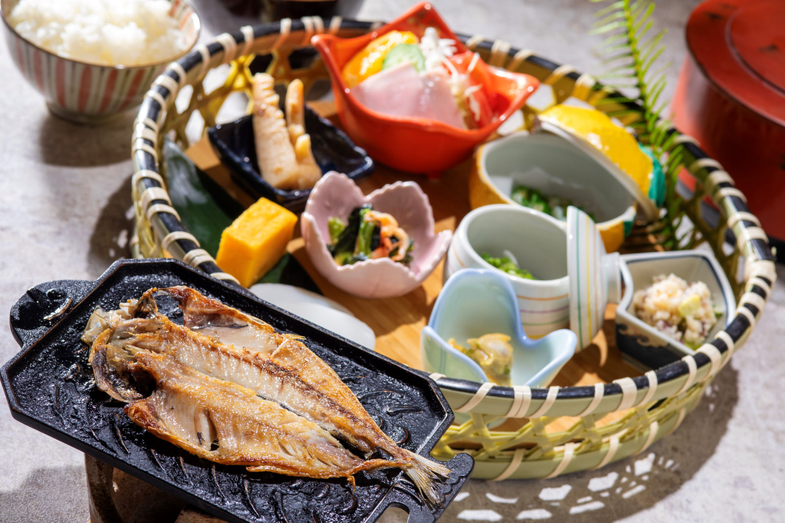 焼き魚と小鉢の朝食